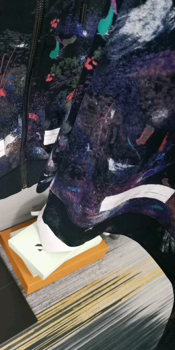 Actual video shot: Spring and Autumn style original sound explanation of Starry Sky Fireworks Zipper Style 2 - Top tested version OFFWHITE Starry Sky Fireworks Melbourne Limited Ink Splash Hoodie Hooded Zipper Jacket Sweater Fabric: Customized (more than 490 grams - double-ply large terry fabric at the counter) high-gram weight fabric makes the clothes look more textured, soft to the touch, super thick, classic version, small dropped shoulders, micro profile! Pay attention to the important points~ The weight of more than 490 grams is not exaggerated and does not contain water. Those sellers who brag about the weight can only deceive novice customers. But when you get our goods, the weight and sinking are right there. You can taste it yourself, and the texture does not lie! (100% cotton fabric, no pilling) The white arrows on the back + the stripes on the arms are all made of foam and have a feel and protrusions. The fireworks color system is obtained through contrasting printing. There are eight panels in the whole body. Seven color sets and eight panels are printed in eight times. The first layer is gray, the second layer is white, the third layer is yellow, the fourth layer is green, the fifth layer is blue, the sixth layer is purple, the seventh layer is orange. The last layer is arrow paint printing. The seven colors are layered on each other, which will also create new colors. The arrows on the back and the front squares are first glued and then hung in four layers. The paint has an obvious concave and convex feeling. Quality speaks for itself in the details. The blue letters are electrostatic three-dimensional flocking, which is done separately and then printed through high-temperature thermal transfer‼ ️It can be called a fake killer, you can see that every detail on the clothes is ceiling craftsmanship‼ ️ Size chart